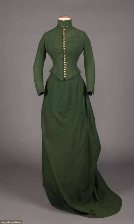 WOMENS DARK GREEN RIDING HABIT, MID 1880sCirca 1885 womens 3-pc wool knit riding ensemble in Scheele