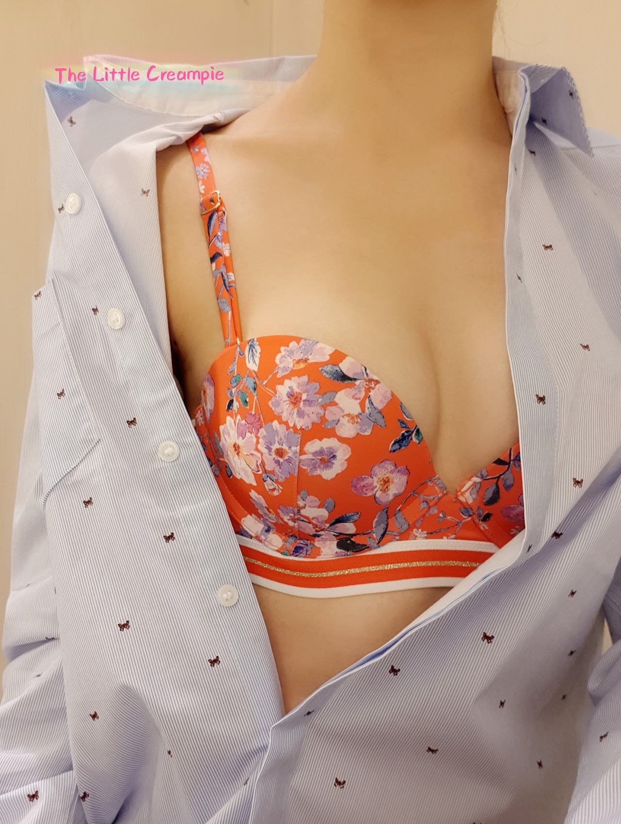 littlecreampiesg:  What u can’t see from my office outfit… Only for my supporters!