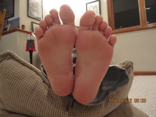 Fake Craigslist foot model search Brooklyn - 18 - Size 5 &frac12; - Columbus, OH Damn are those 