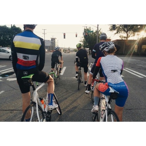 bikecheckonetwoonetwo:  Everyone has their stoplight pose. #nativeinthewild (at Sodo District)