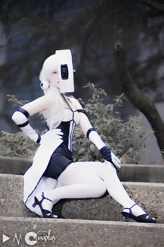 cosplayblog:  GLaDOS from Portal 2  Cosplayer: Britthebadger [WW / DA / FB]Photographer: