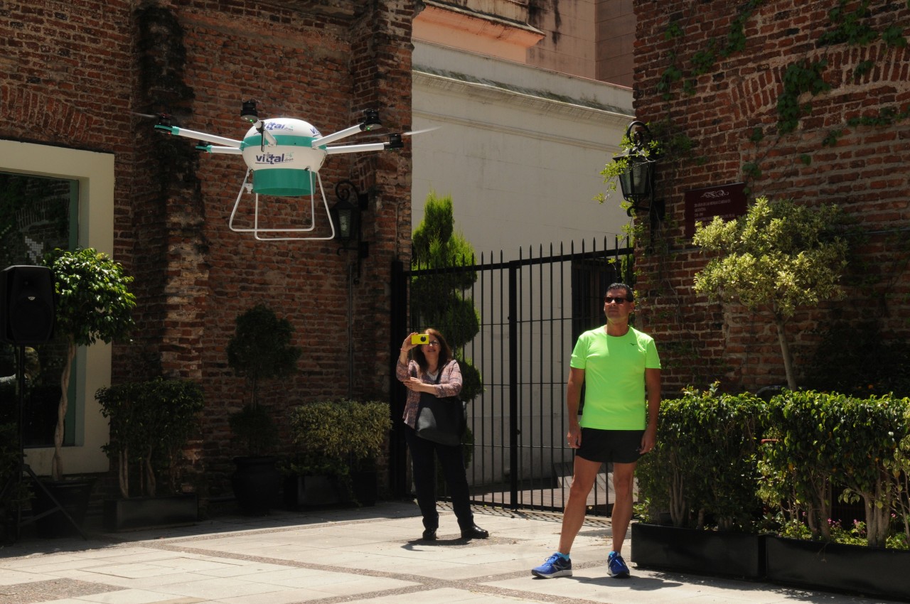 DRONE CON DESFIBRILADOR. Una compañía de atención médica presentó en con un simulacro el drone que lleva un desfibrilador. Tiene como propósito trasladar un desfibrilador externo automático de forma rápida y eficaz para atender personas en zonas de...