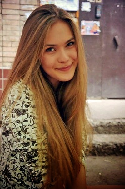 I am upbeat, feminine and smart, easy going, intense, spontaneous, good natured and playful. To know