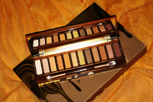  Urban Decay Naked Honey Eyeshadow Palette Review, Swatches & Makeup Look ➵ on LienJae.Com. 