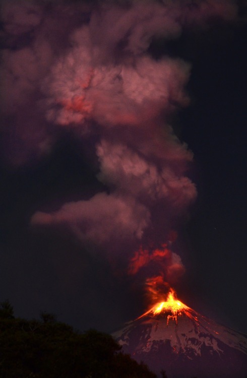 skunkbear:Images of the Villarrica volcano in southern Chile. It erupted early this morning.Credit: ARIEL MARINKOVIC/AFP/Getty Images