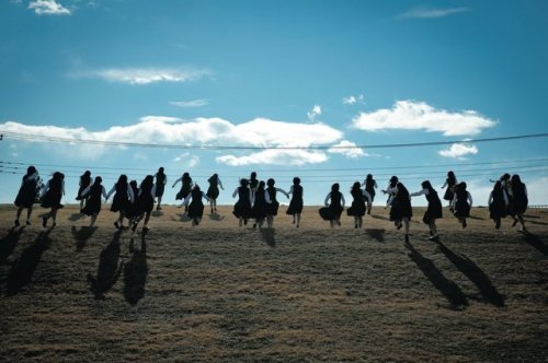 yurnahirate: 明日発売「OVERTURE 010」表紙は欅坂46・平手友梨奈さん！他にも、今泉さん、織田さん、小池さん、志田さん、渡邉さん、長濱さんによる1998年生まれ同級生企画や、『W-KEYAKIZAKAの詩』MV密着、欅坂好き有名人インタビューなど、40Pの大特集！SPプレゼントも！ 