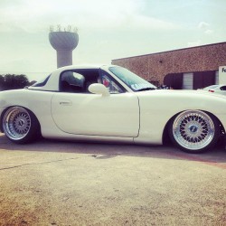 chivalryneverdies:  That is loooooooowwwwww lol #sittinglow #hellaflush #dropped #nicewheels #mazda #miata #carculture #dfwalliance #topspeedpro1 #topspeedauto  (at Top Speed Auto)