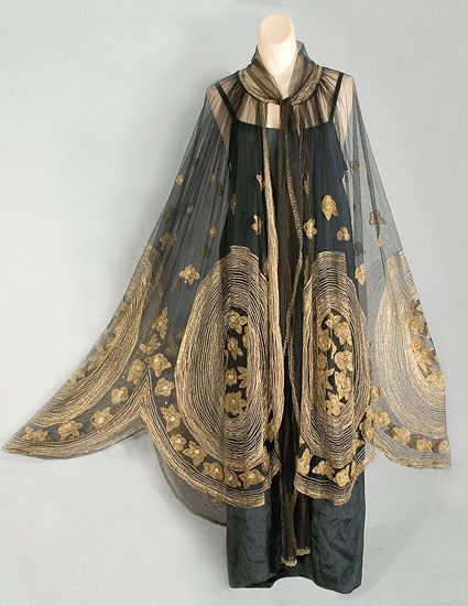 arsenicinshell: 1-Coat, Marshall & Snelgrove Ltd, 1895 – 1900, England2-Cloak Joffery would wear