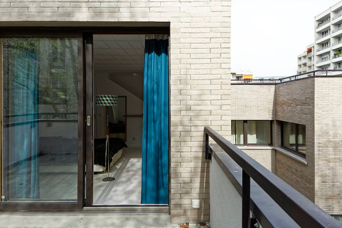 mymodernmet: Modern Parisian Apartment’s Hardwood Floor Seamlessly Doubles as a Kitchen Table