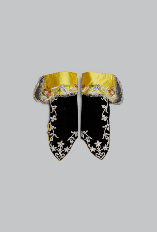 Collar and mitts ca. 1725-50From Cora Ginsburg