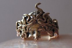 doriengrays:Medusa fragment ring. 14KY. By Sofia Ajram (source)
