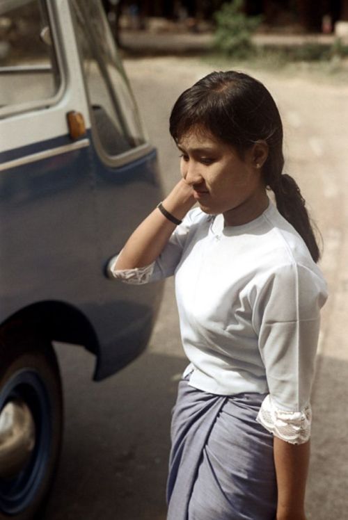 Street portrait photos of Yangon girls in the early 1970s.