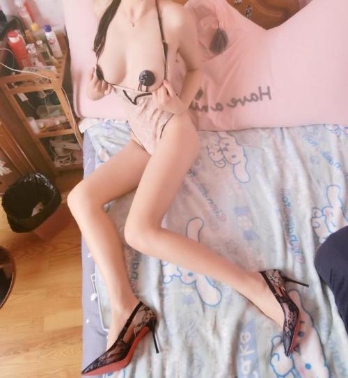 sisi268:早上好，思思也来个传说中的血滴子，一会给身体上个油，有想看的吗？ 想看的点赞噢！ 热度到100就给小哥哥们发噢. 想看更多尺度视频进微信噢！