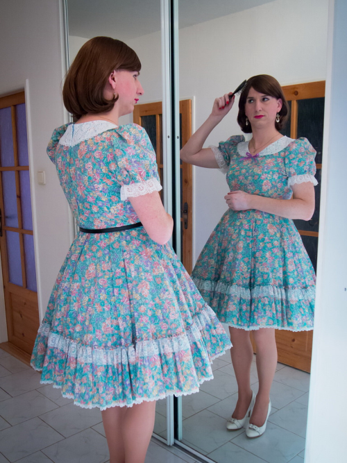 gobananafanna: femininfatuation: So pretty Love the ‘housewife’ look.