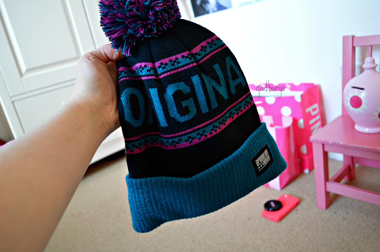 qadburys:  new favourite hat, the colours are so niceeee