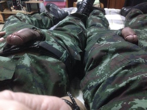 vergasmxblog:  Esos militares cada vez me sorprenden más. 😏