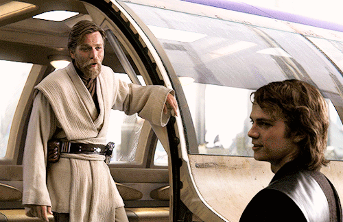 a gif of obi-wan smiling while talking with anakin