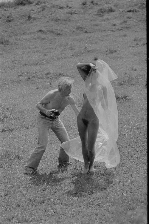 Cicmany. Akt-Pleinair 1980. Günter Rössler fotografiert eine mit einer Plasteplane posierende junge 
