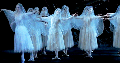 lady-arryn:The Royal Ballet’s production of Giselle  ¨*•♫♪