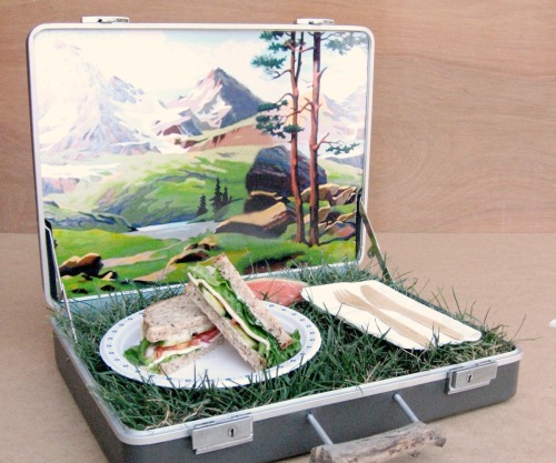 instructables:Portable Personal Picnic ParkI love thrift store shopping and often come across it