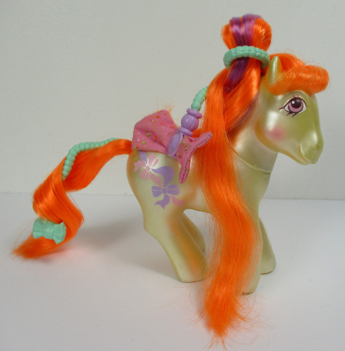 It’s My Little Monday!With Hairdo Pony Beautiful Bows!The Hairdos were later on in the line of G1, a
