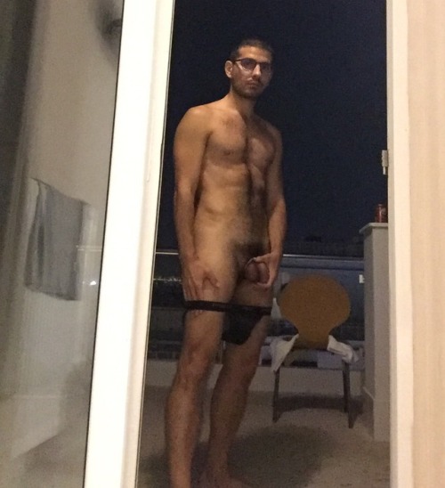 menexposedonline: Let me introduce you to Giannis Maskidis, who is 29 and from Greece. Now Giannis really likes exposing himself. He’s got videos on xtube and vimeo and he’s also given me a link to his facebook page. Giannis is one hot guy and these