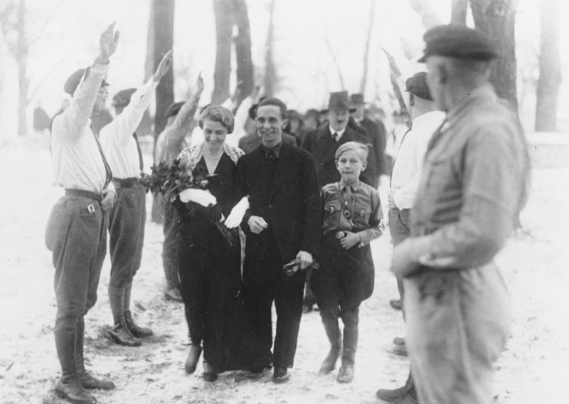 Joseph e Magda Goebbels nel giorno del loro matrimonio, con dietro Hitler, 1931