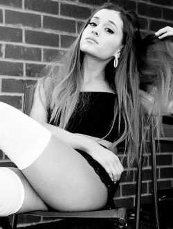 grandecalifornia:  &ldquo;Problem&rdquo; broke the record for fastest single to get to number #1! http://smarturl.it/ArianaProblemiT 