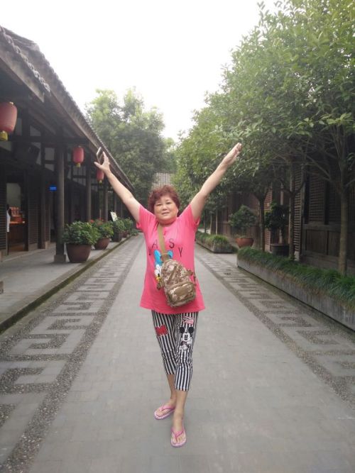 第一任老熟女生活照，就称她为一号老骚吧，66岁，奶子大，有弹性，极其的骚，会喷水，每次都能喷的到处都是。