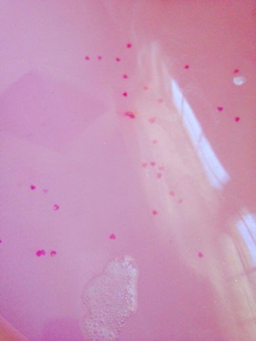 mcr-ierotoroway:  Pink bath bomb from Lush