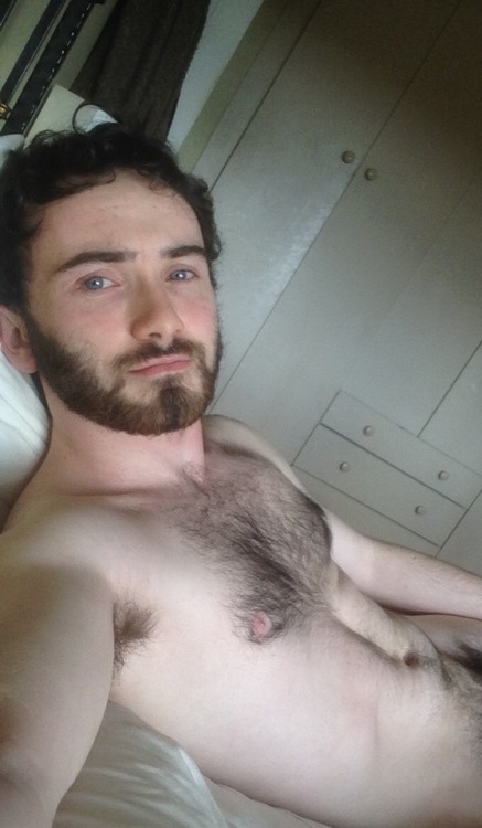 brodual: Chest hair don’t care Such a sexy hairy guy&hellip;