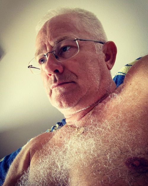 acoralcollectionbananafan: redhotchillipecker:  grisalho10:  Oh daddy   would love to suck his cock 