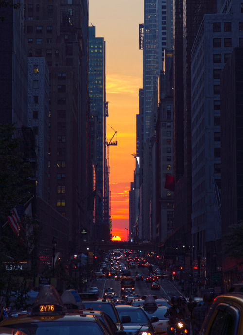 vmagazine:  This year, the sun will set on the grid with half the disk above the horizon and half below on Thursday, May 29, 2014 at 8:16 p.m. EDT. 1. Arrive 30 minutes before the sun sets on the grid. 2. Positioning yourself as far east in Manhattan