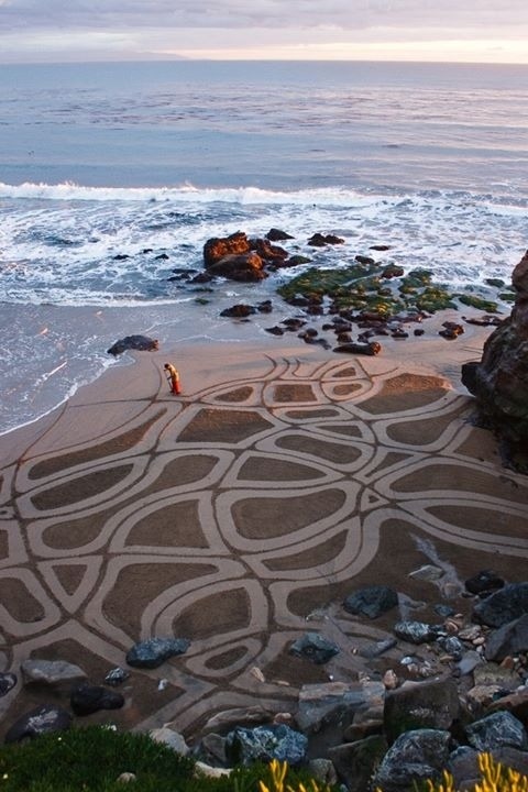 killermuffins89: innocenttmaan:  Andres Amador is an artist who uses the beach as