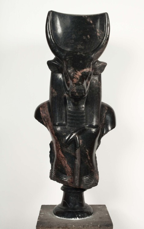 Anthropomorphic statue of the god Apis 