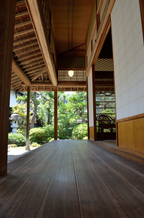 武家屋敷旧内山家離れにある夏障子がすてきお城も見えるし暑くなかったらずっと居れますね！越前おおの結ステーションから徒歩1分