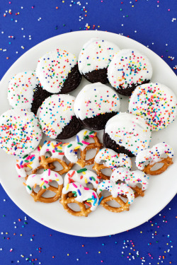 guardians-of-the-food:  White Chocolate-Dipped Oreos and Pretzels - with sprinkles, obviously! Recipe: http://asideofsweet.com/white-chocolate-dipped-pretzels-oreos/