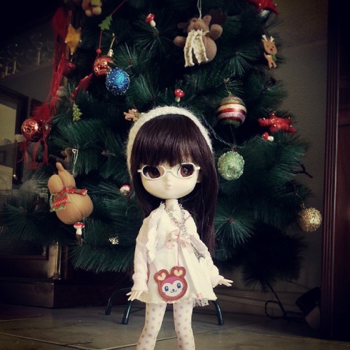Miyu posando delante del arbol. #yeolume #doll #navidad #pullip # christmas tree