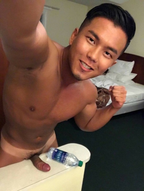 hiro-naked:

handsome😍😍😍and nice dick🍌🤤🤤😍😍 