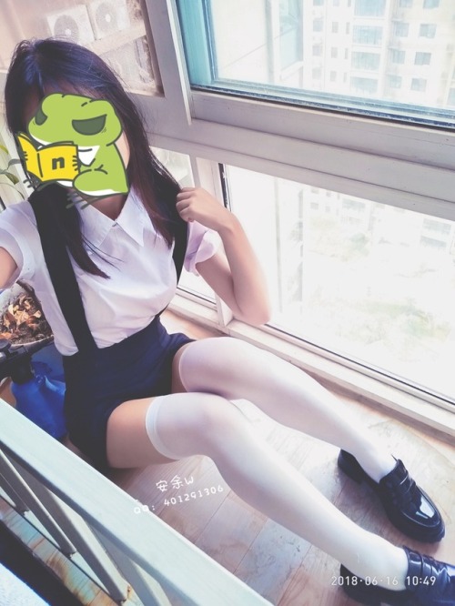 anyuwww: 周末啦更新啦！这次拍的可爱吗！ 麻烦安卓系统小哥哥点一下下面的链接下载这个app然后用手机号注册一下就可以卸载啦！有兴趣的也可以玩一下的！可以赚米子哒有送6r试玩的！赚多了可以提现的