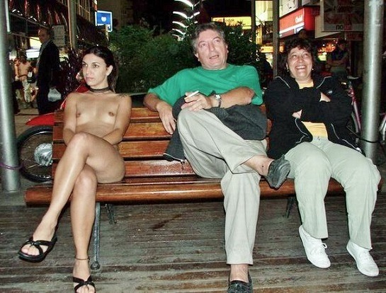 arturotik:  Women on benches