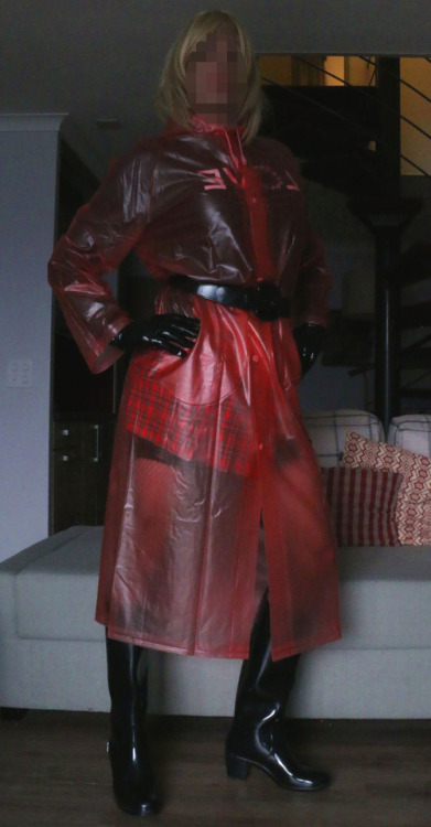 roter sexy regenmantel #raincoat #plasticraincoat #plasticfetish #rubberboots @vitali52007 @plastic_