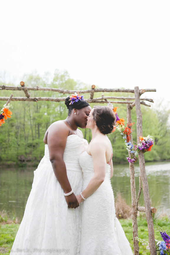 the-inspired-lesbian:  weddingsandlesbians:  by Tara Beth Photography  Want a gal