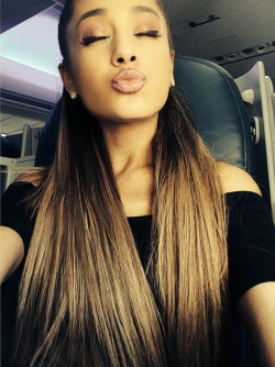 dimefacez:  Ariana is an angel 💜💜
