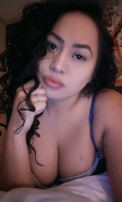 latinashunter:  Busty Latina Got Nip slip!