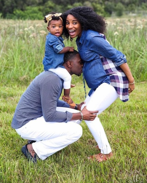 luvblacklove:

This the cutest! 💕Family of 5 👧🏽👶🏽👶🏽 ———————————————————- Tag #luvblacklove on your shot for a chance to be featured! #blacklove #blackfamily #melanin #familyphotography 