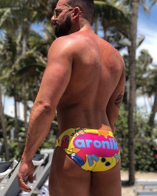 #Aronikmate of the day: @soberwolfnyc! Full of life and color in #Miami! ☀️ #Aronik