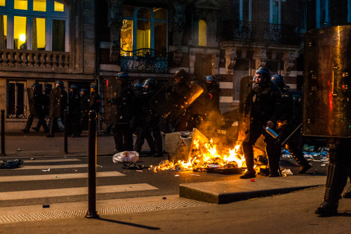 monsieurobturateur:  Manifestation du groupe Antifasciste NP2C contre le meeting de Marine Le Pen à Lille. Aucun journaux n’a parlé de ce qui c’est passé ce soir là, et pourtant ce n’est  pas faute d’avoir essayé d’exister. 