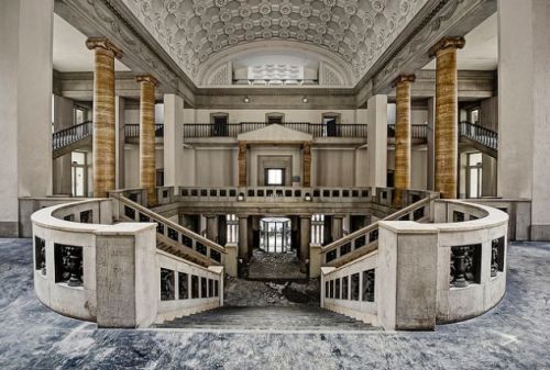 odditiesoflife:  Amazing Abandoned Places Urban explorer, Odin’s Raven, captures some of America and