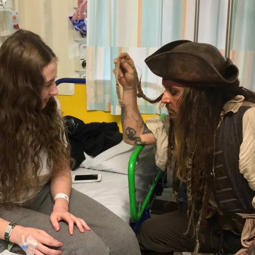becauseitisjohnnydepp:Johnny Depp Captain Jack Sparrow visiting children in Children’s hospital Grea